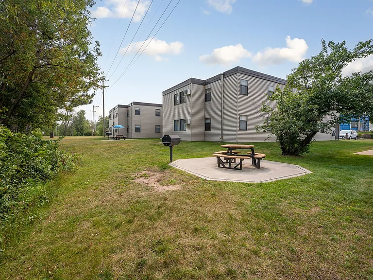Lakeside Manor Apartments — Photo 12