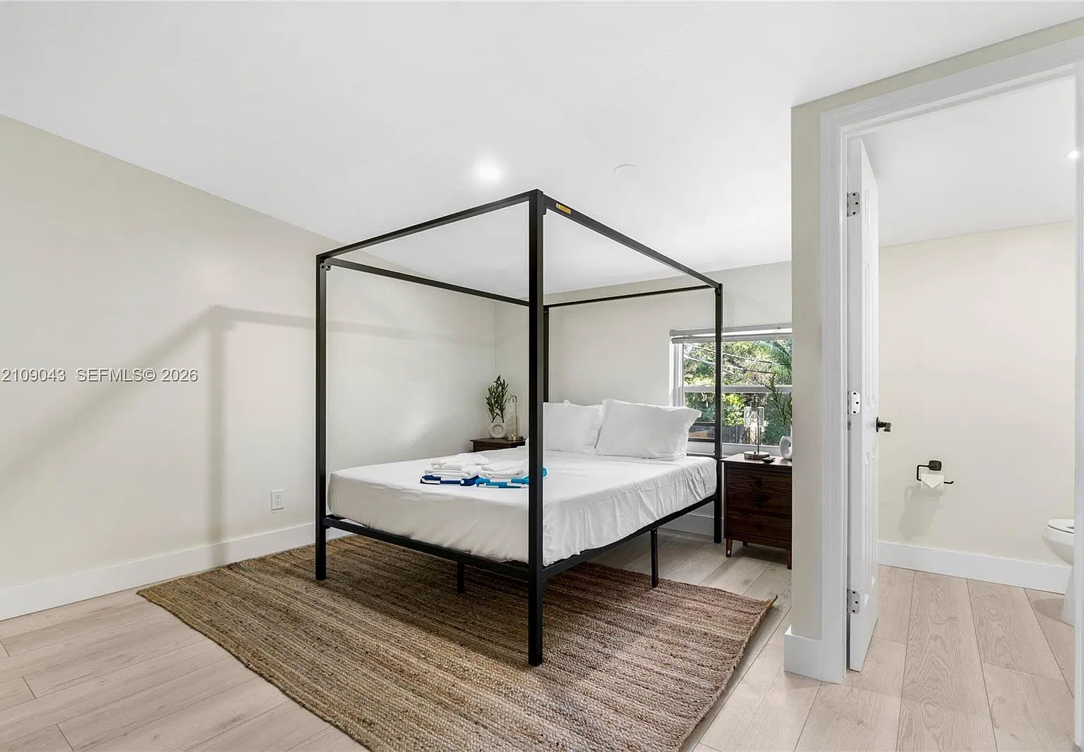 Lauderdale Pines — Photo 4