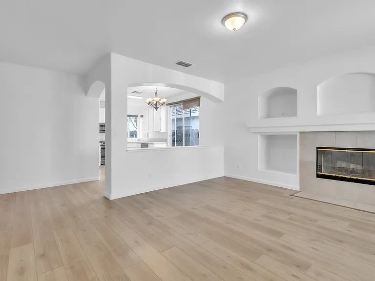 1909 Lindsay Dr — Photo 3