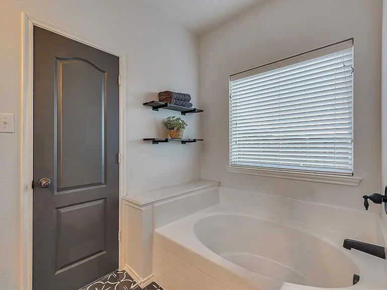 317 Sheridan Rd — Photo 15