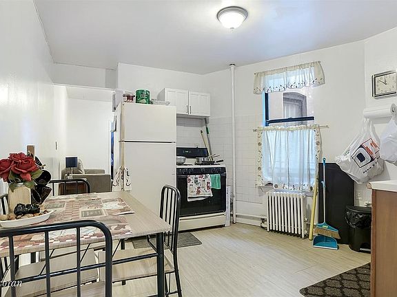 3rd image of 532 Graham Ave Unit 6