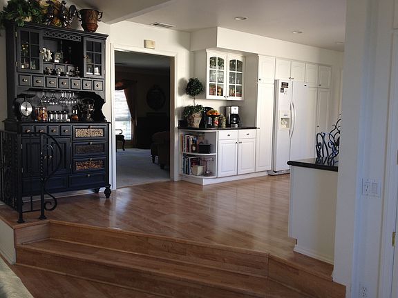 Steps, Family room to Kitche