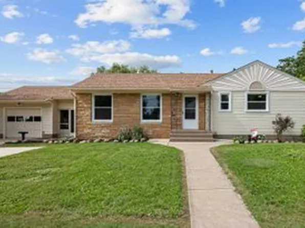 828 10th St, Bettendorf, IA 52722