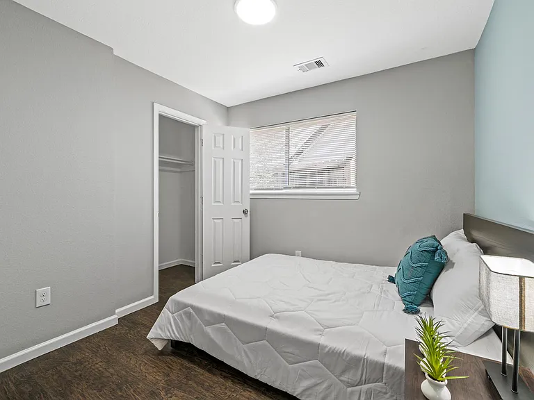 Greylog Dr — Photo 2