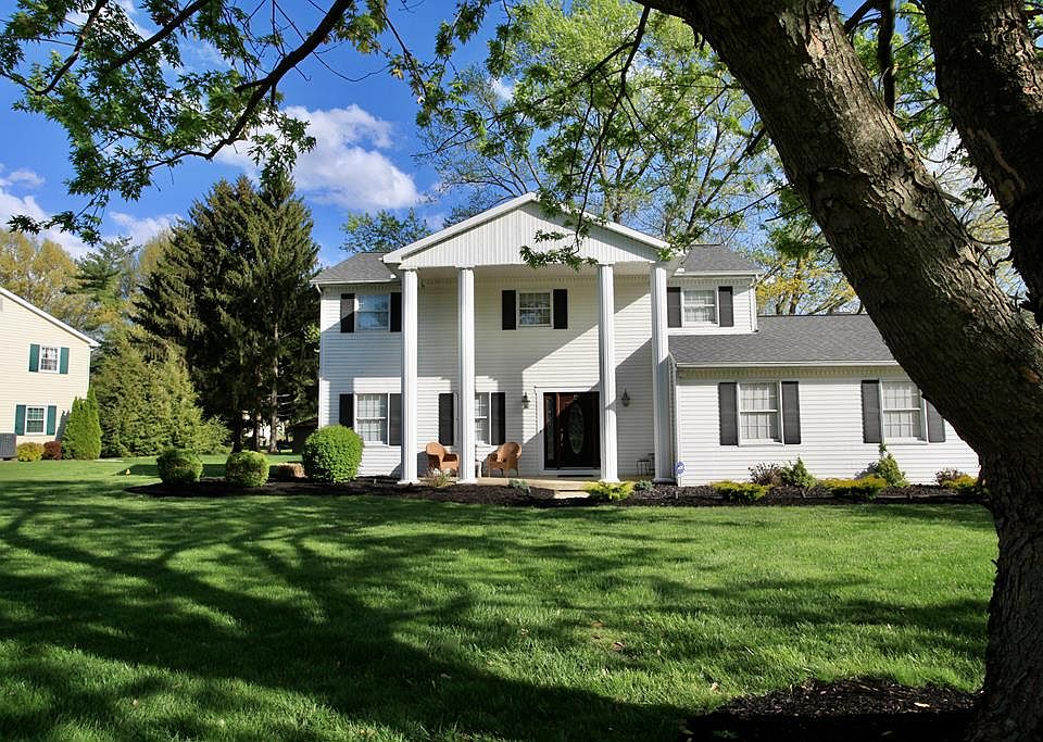 1st image of 34 Oakwood Dr