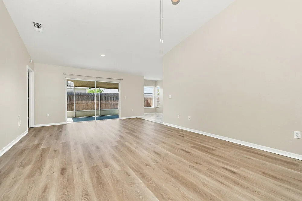 3 bed, 2.0 bath, 1527 sqft, $2,070 — Photo 4