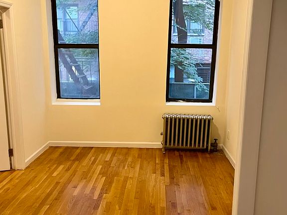 4th image of 220 E 78th St #2