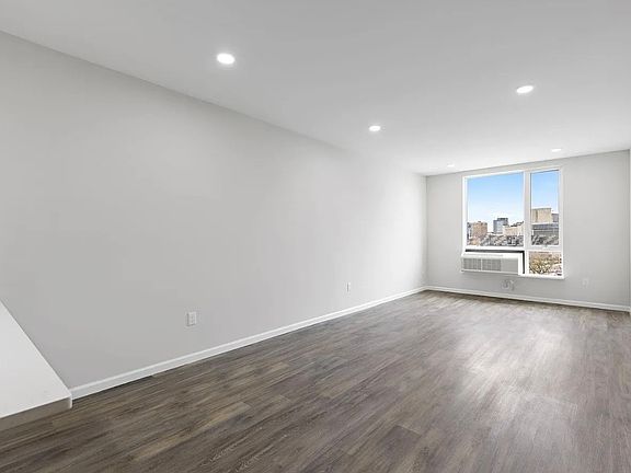 4th image of 9-11 Clark St #303