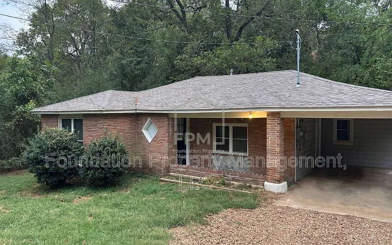 3 bed, 1.0 bath, 1200 sqft, $1,325 — Photo 2