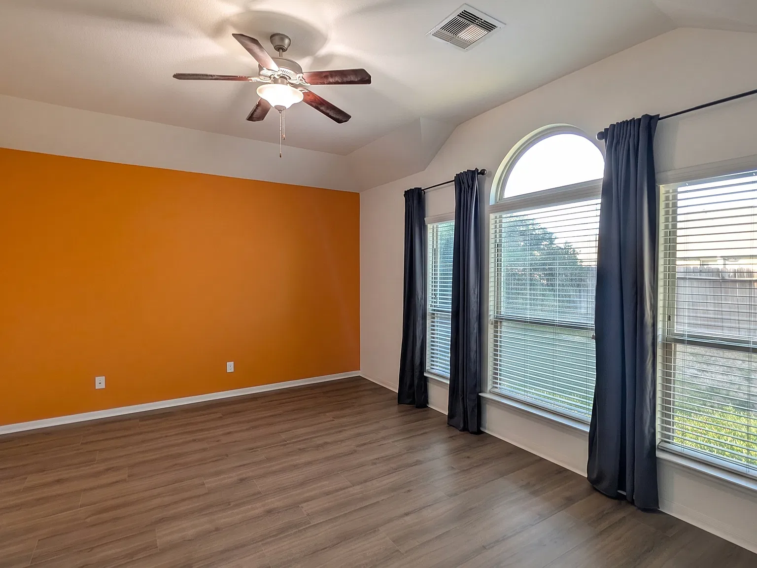 3 bed, 2.5 bath, 2361 sqft, $2,300 — Photo 4