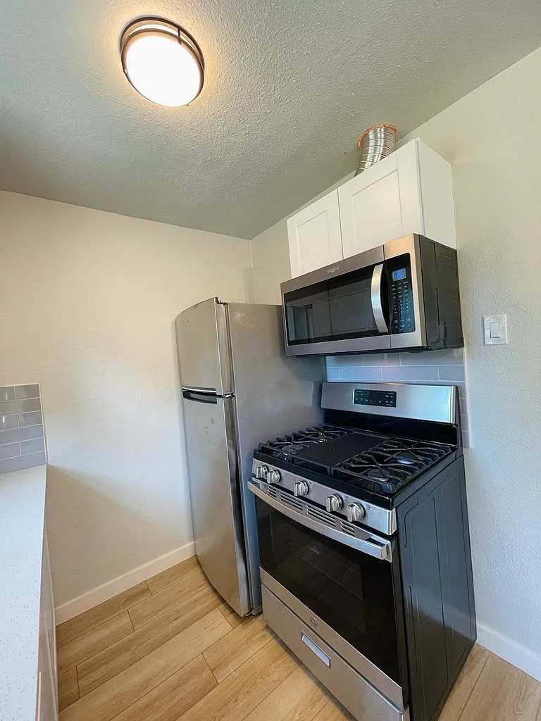 1605 Hawthorne Ln — Photo 2