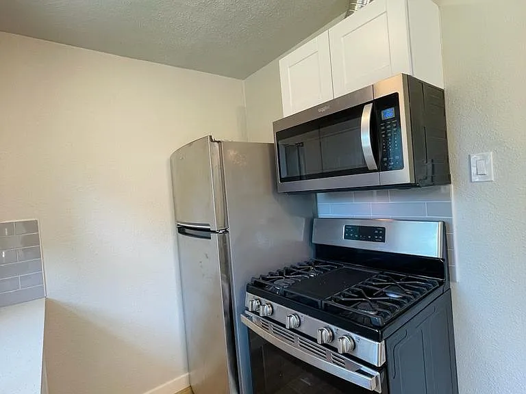1605 Hawthorne Ln — Photo 2