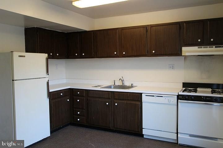 2nd image of 594 Belmawr Pl