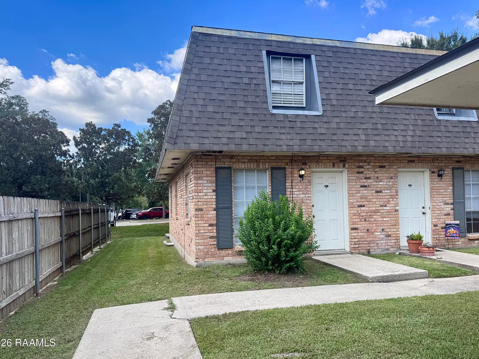 2 bed, 1.5 bath, 900 sqft, $1,100 — Photo 2