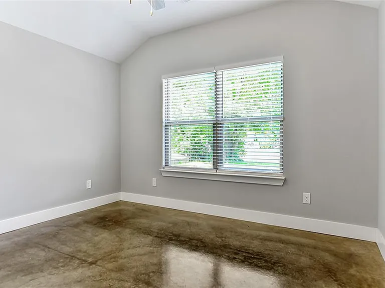 2205 N Hickory St — Photo 9