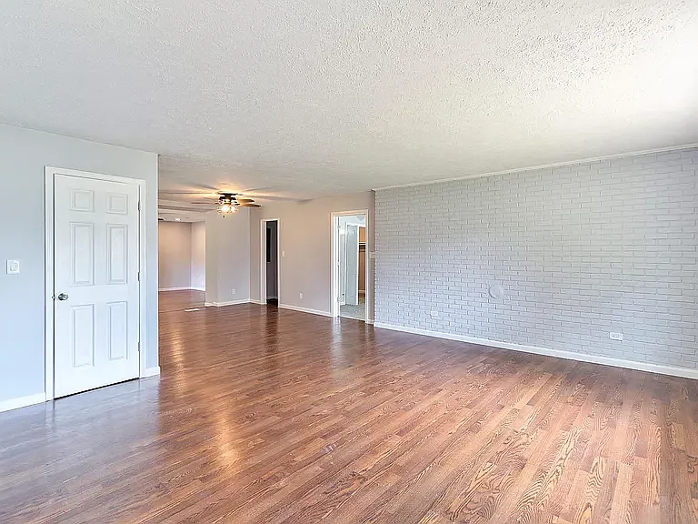 215 E Sycamore St — Photo 13