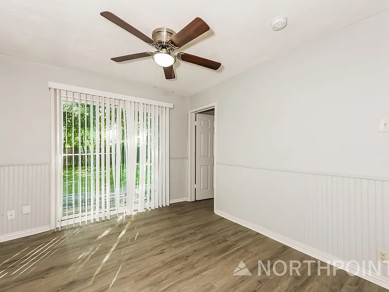 1405 Granbury St — Photo 4
