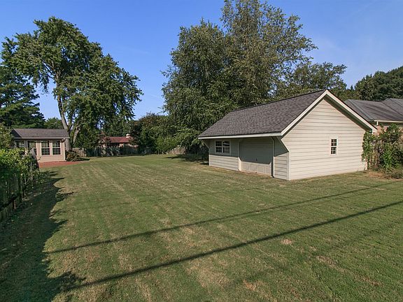 5th image of 2207 Woodmore Dr SE