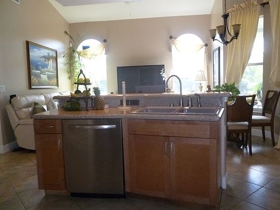 5th image of 142 Fernwood Cres