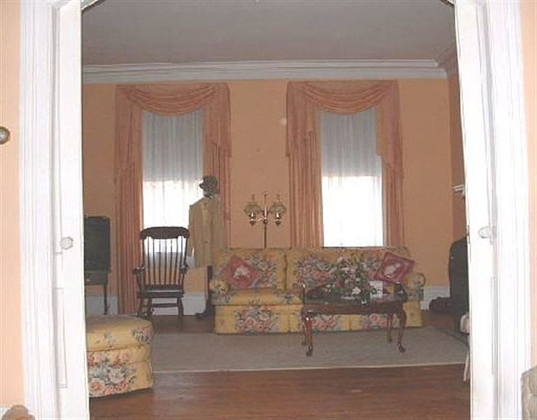 5th image of 179 MAIN Street
