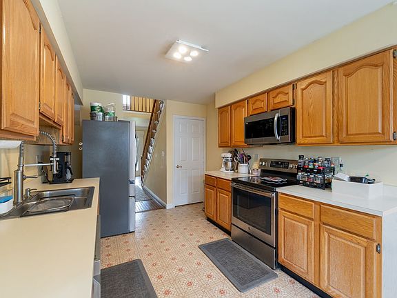 5th image of 727 Macphail Ct S
