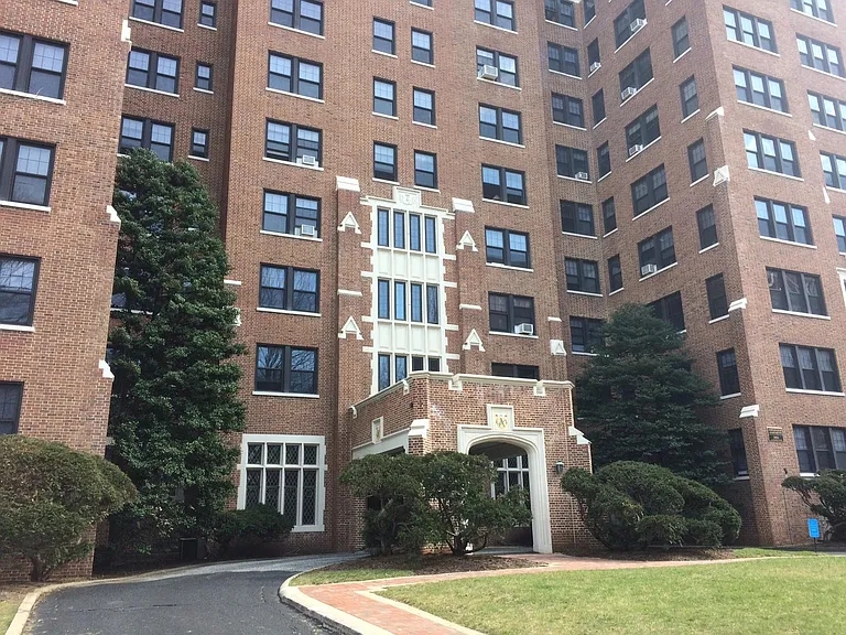 Ambassador Apartments — Photo 15