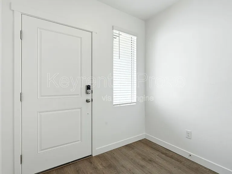 371 E Levengrove Dr — Photo 2