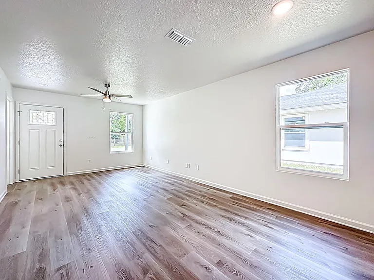 780 W 5th St — Photo 3