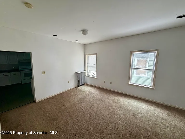 818 W Locust St — Photo 5