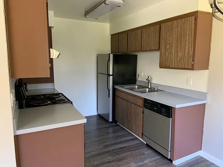 1675 Chapel Dr — Photo 32