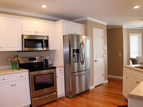 5th image of 1060 Heathwood West Dr