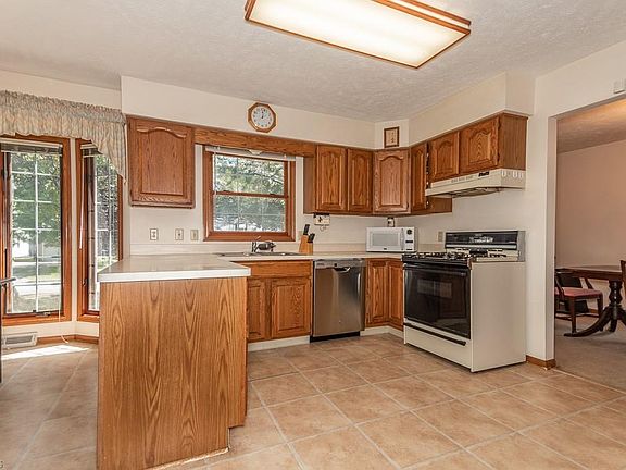4th image of 207 Wells Ct