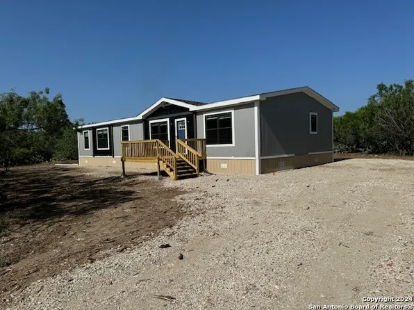 1044 County Road 329, Jourdanton, TX 78026