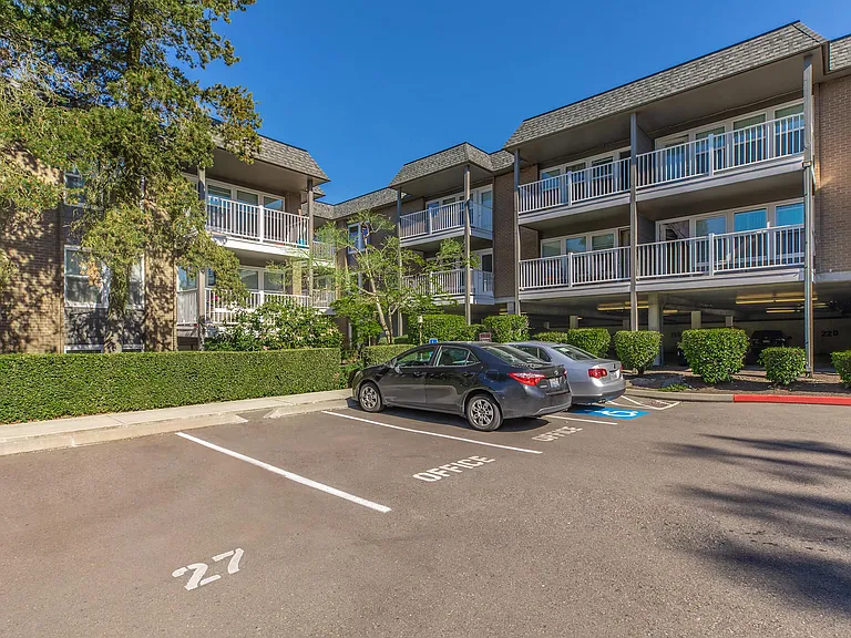 Corinthian Apartments — Photo 27