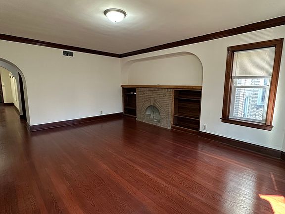 3rd image of 5530 N Artesian Ave Unit 2