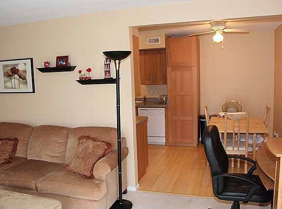 4th image of 833 Wellington Ave