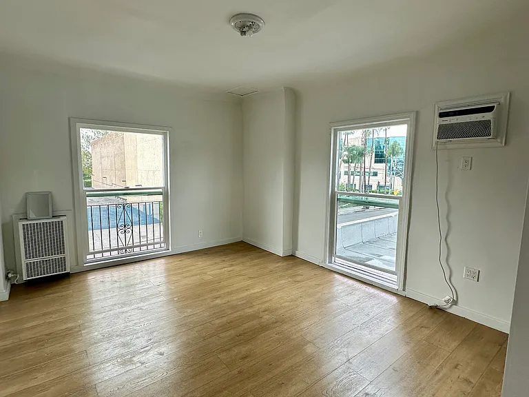 707 N Ridgewood Pl #211 — Photo 1