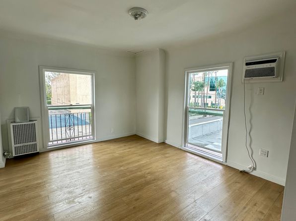 707 N Ridgewood Pl APT 211