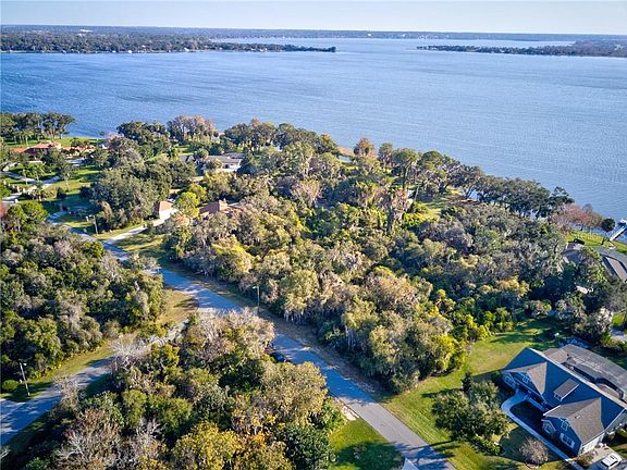 3rd image of 16041 Acorn Cir