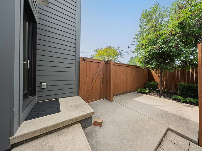 567 Lathrop St — Photo 42