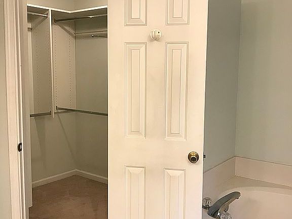Master closet and tub