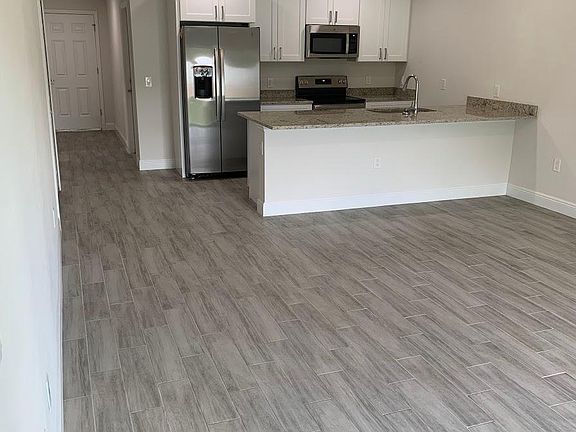 3rd image of 757 Bedford Dr