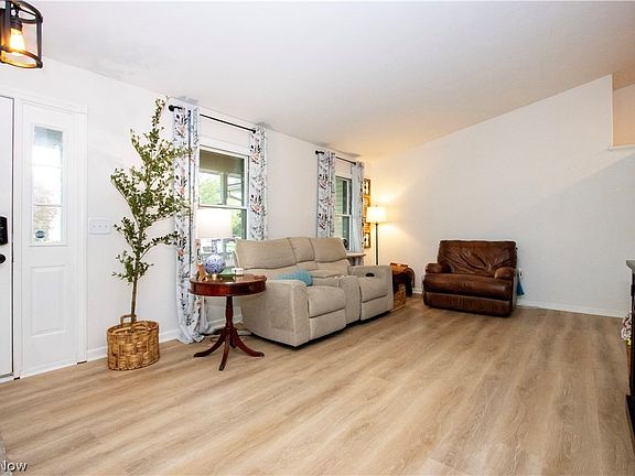 3rd image of 2585 Greenbriar Ln