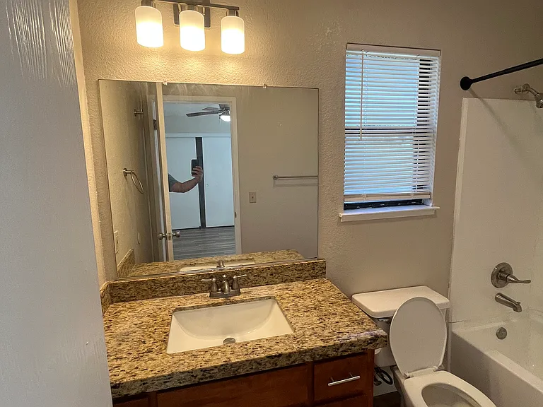 Maseter Bedroom Bathroom