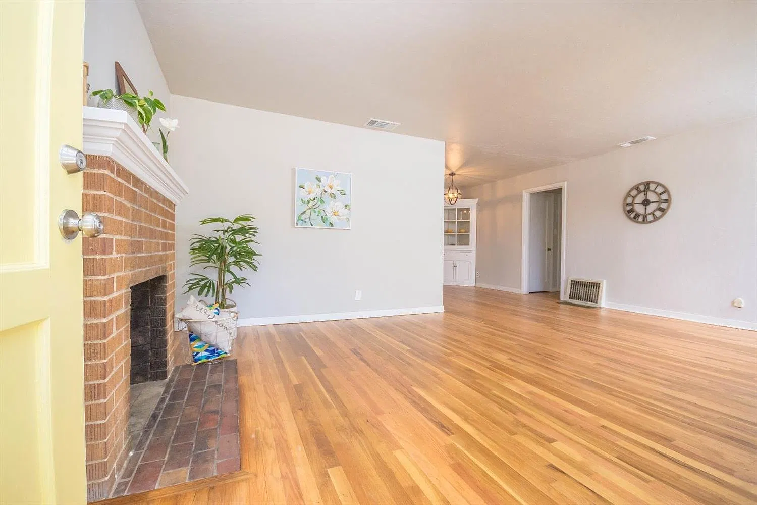Beautiful Three Bedroom Home in Fruitridge Manor — Photo 2