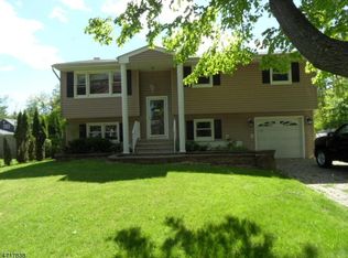 30 Woodcrest Ln, Green Brook, NJ 08812