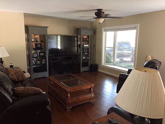 3rd image of 2726 Lakeside Dr