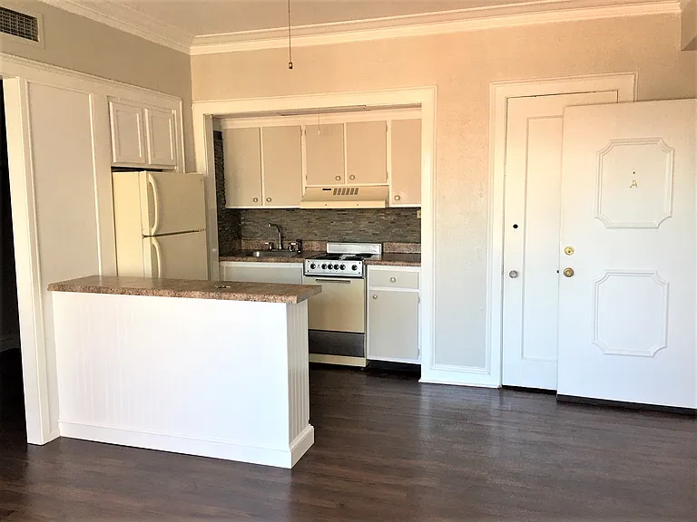 LaSalle Apartments — Photo 17