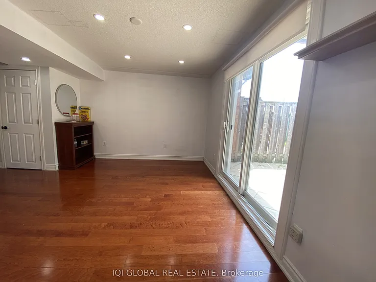 8 Bonello Cres — Photo 21