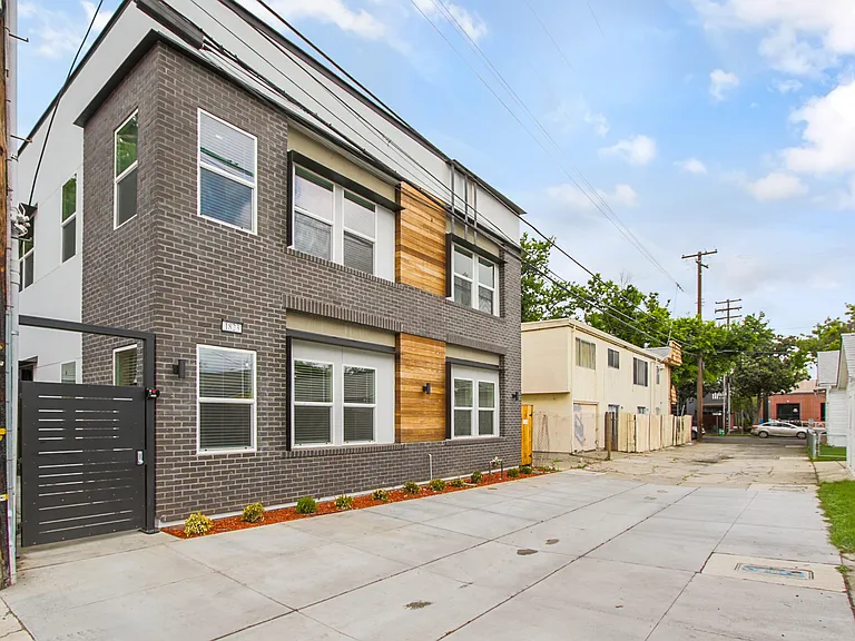 1823 Victorian Aly #2 — Photo 4
